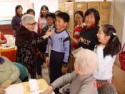 廖秀年校長正高興的說:「小楊敏盛來了!」