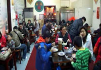 店裡隨時都高朋滿座!