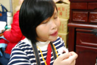 瞧!子寧吃得津津入味。