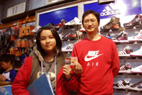 我們致贈JUST Do It鞋店名片。